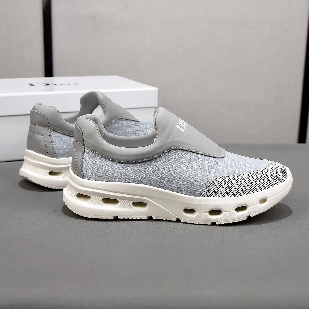 PP420🍒🍒🍒Dior's new 🆕low-cut casual sneakers, made of breathable mesh, with brand signature details on the shoe collar to enhance style. Fashionable and versatile, it can complement any look. With a sophisticated design that is both dynamic and modern, this new must-have shoe adds a new dimension to Dior's legacy, displaying modern elegance. Men's shoes 38-44 45🉑️customized